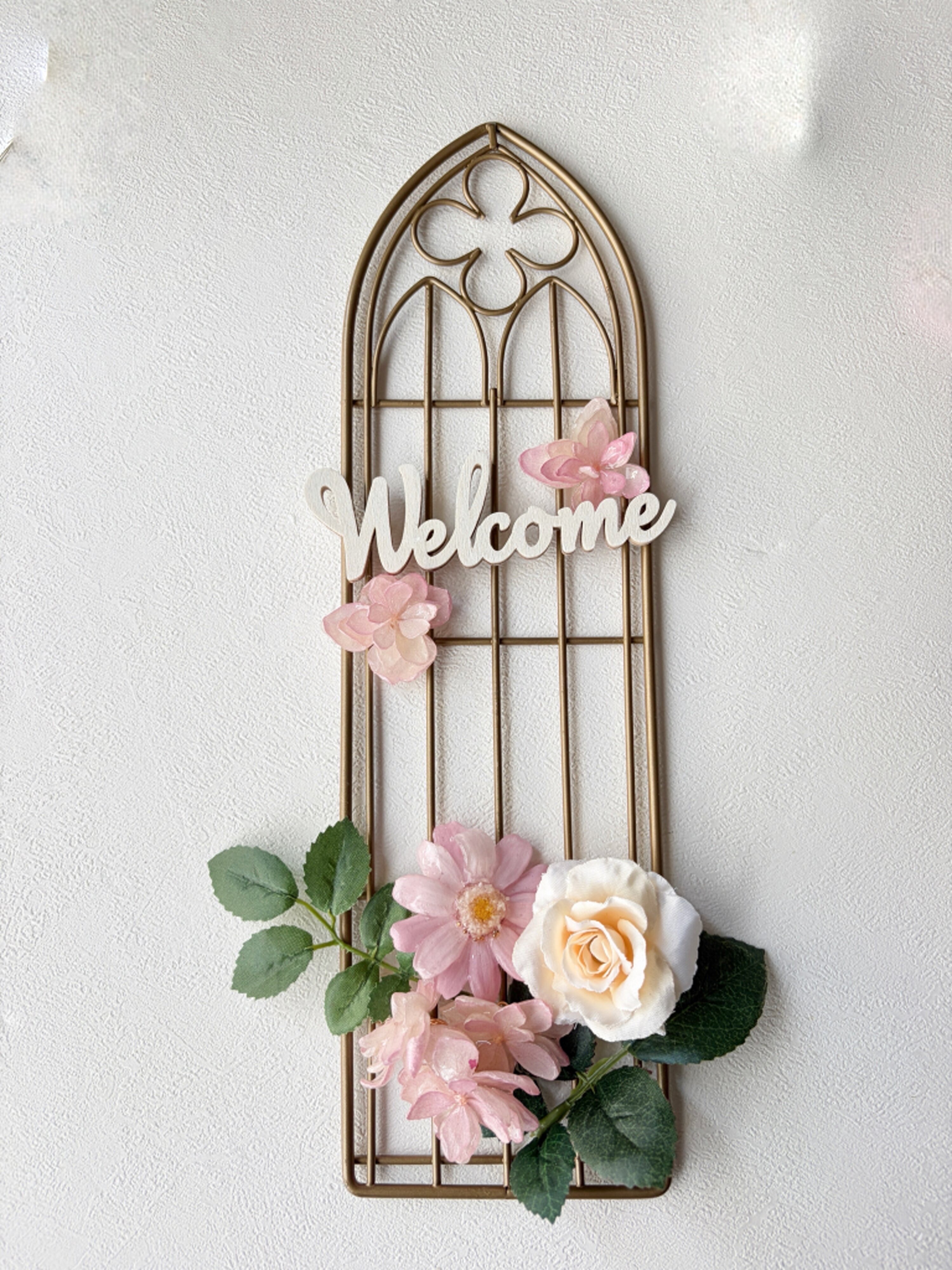 ワイヤーフレームにピンクのお花とWELCOMEの文字をあしらった作例